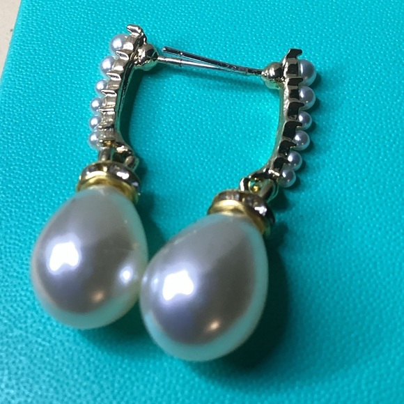 Elegant Pearl Drop Earrings with Gold Accents - Picture 3 of 4